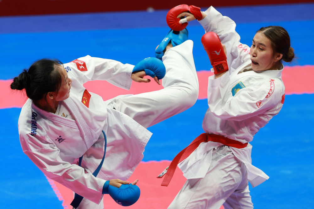 塔吉克斯坦选手在空手道比赛中夺冠