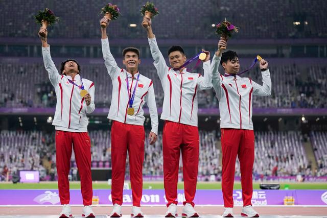 队伍在接力赛中团结一致取得胜利 队伍在接力赛中团结一致取得胜利