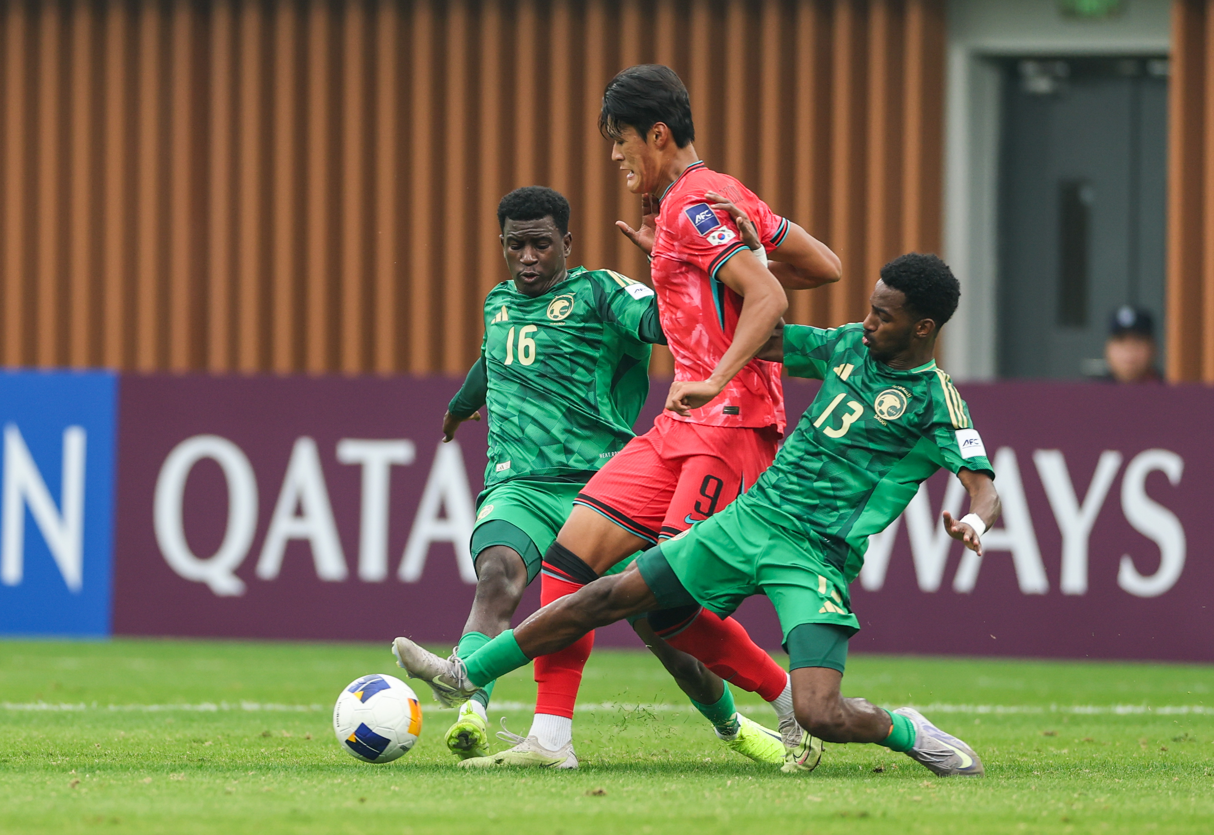 包含亚洲足球比赛为球员们展示了精湛技艺和决心的词条 包含亚洲足球比赛为球员们展示了精湛技艺和决心的词条