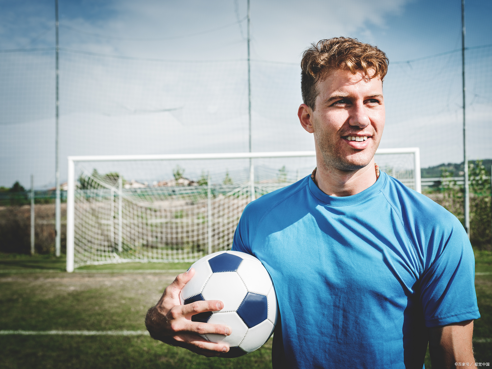 比赛中球员精彩表现引发讨论 比赛中球员精彩表现引发讨论