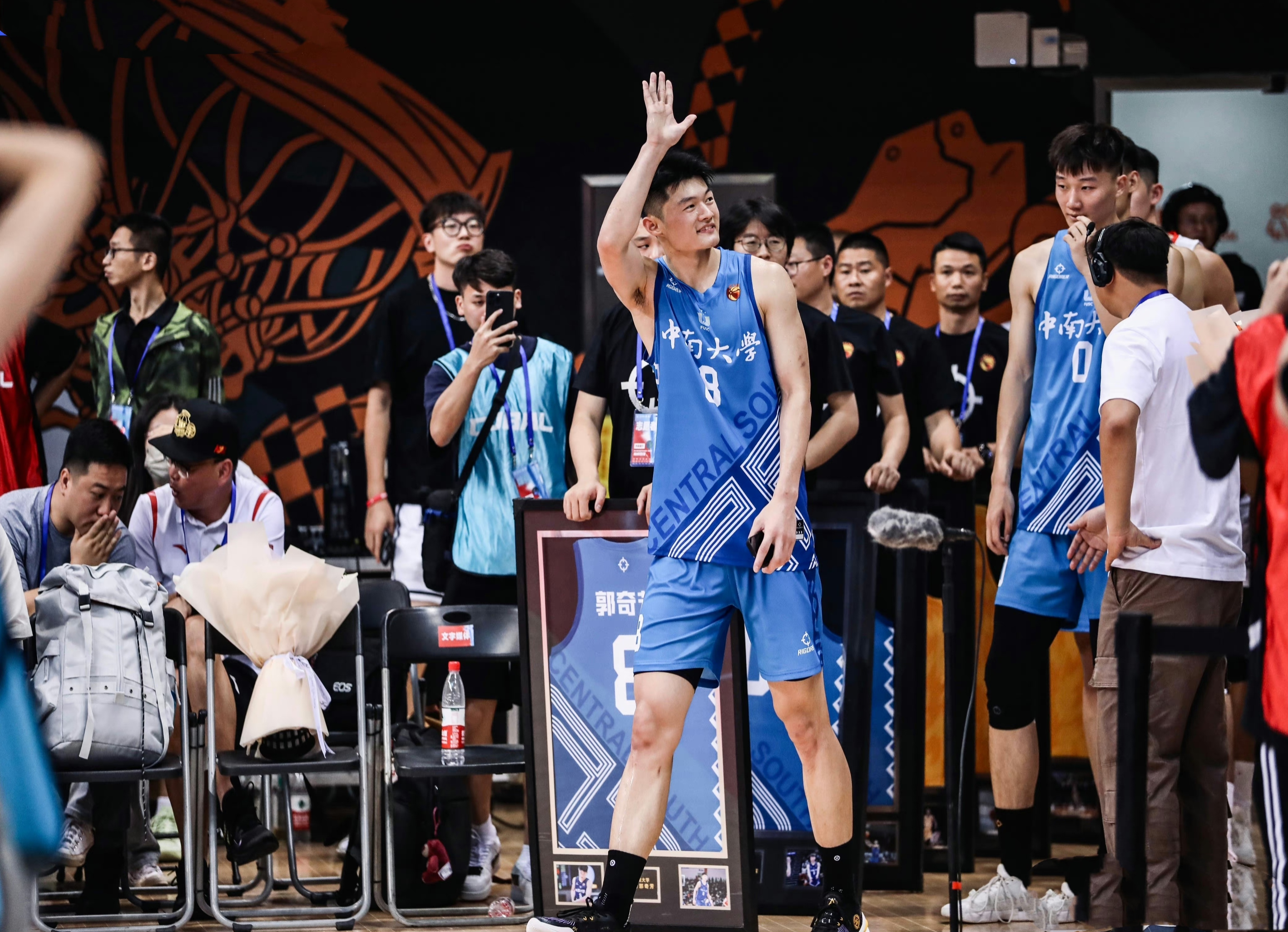 国内篮球职业联赛幕前花絮曝光，引网友热议的简单介绍