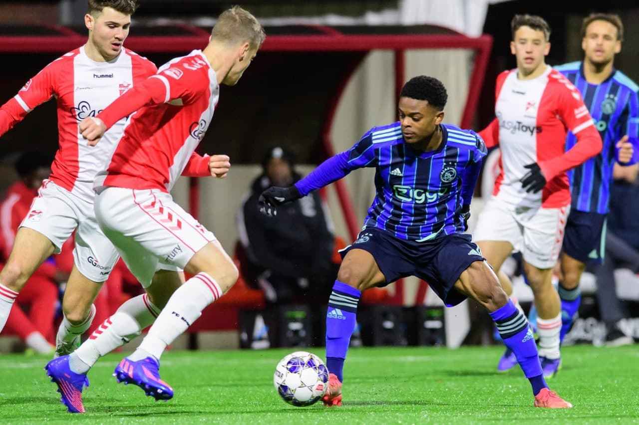 开云体育官方网站-阿贾克斯击败对手，积分榜领先