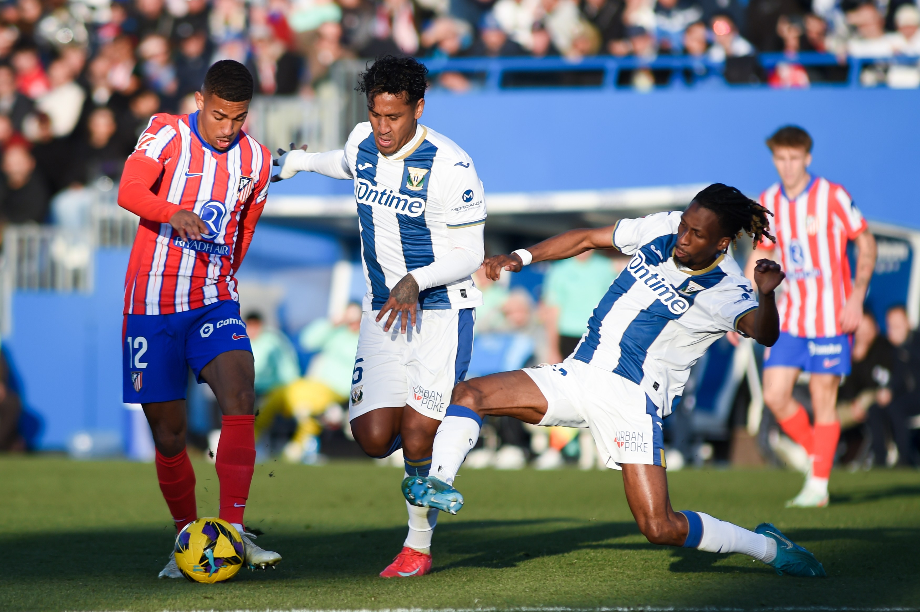 马德里德比激烈对决,双方实力相当 马德里德比激烈对决,双方实力相当