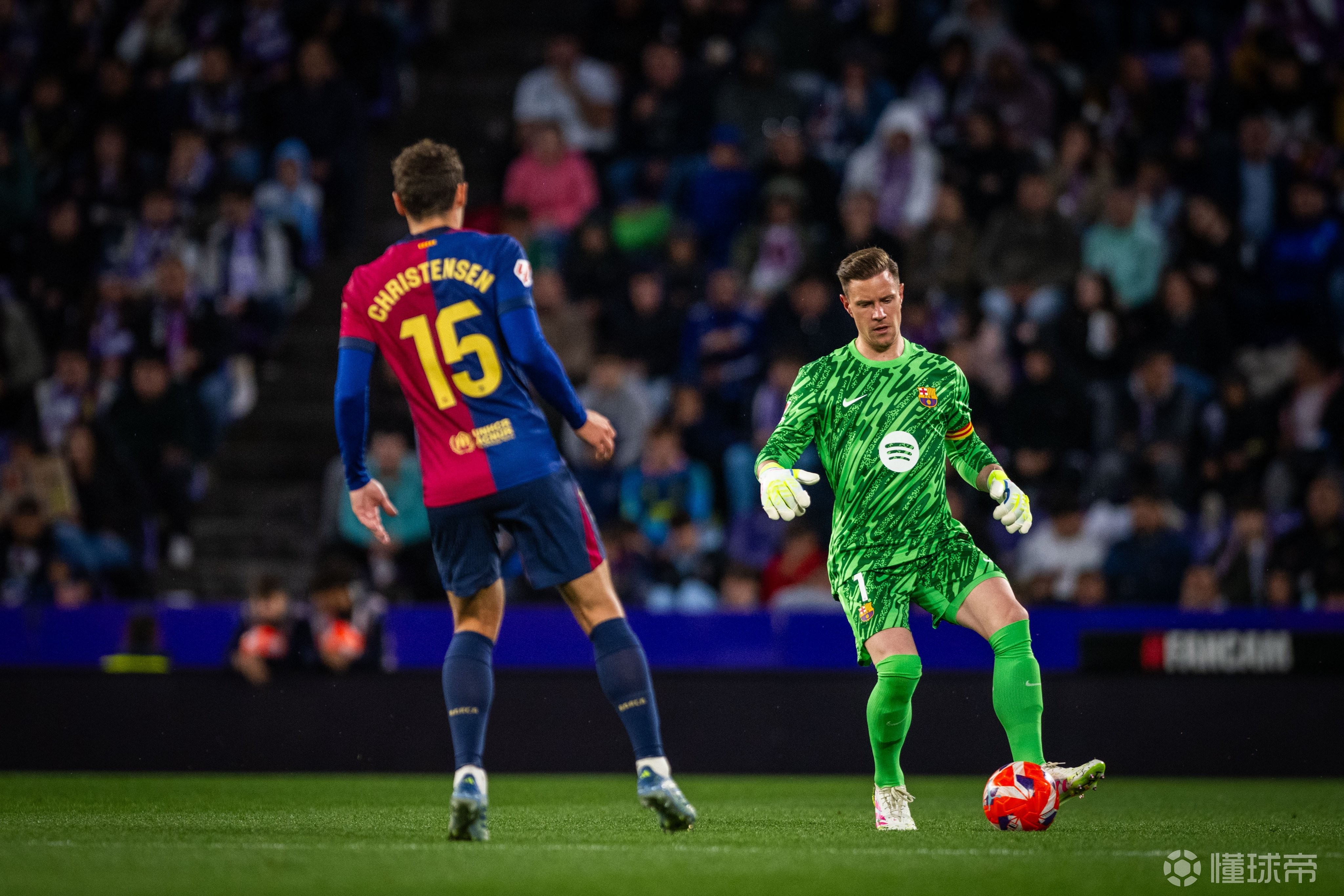 赛场上英雄辈出，球队以团队合作取得胜利