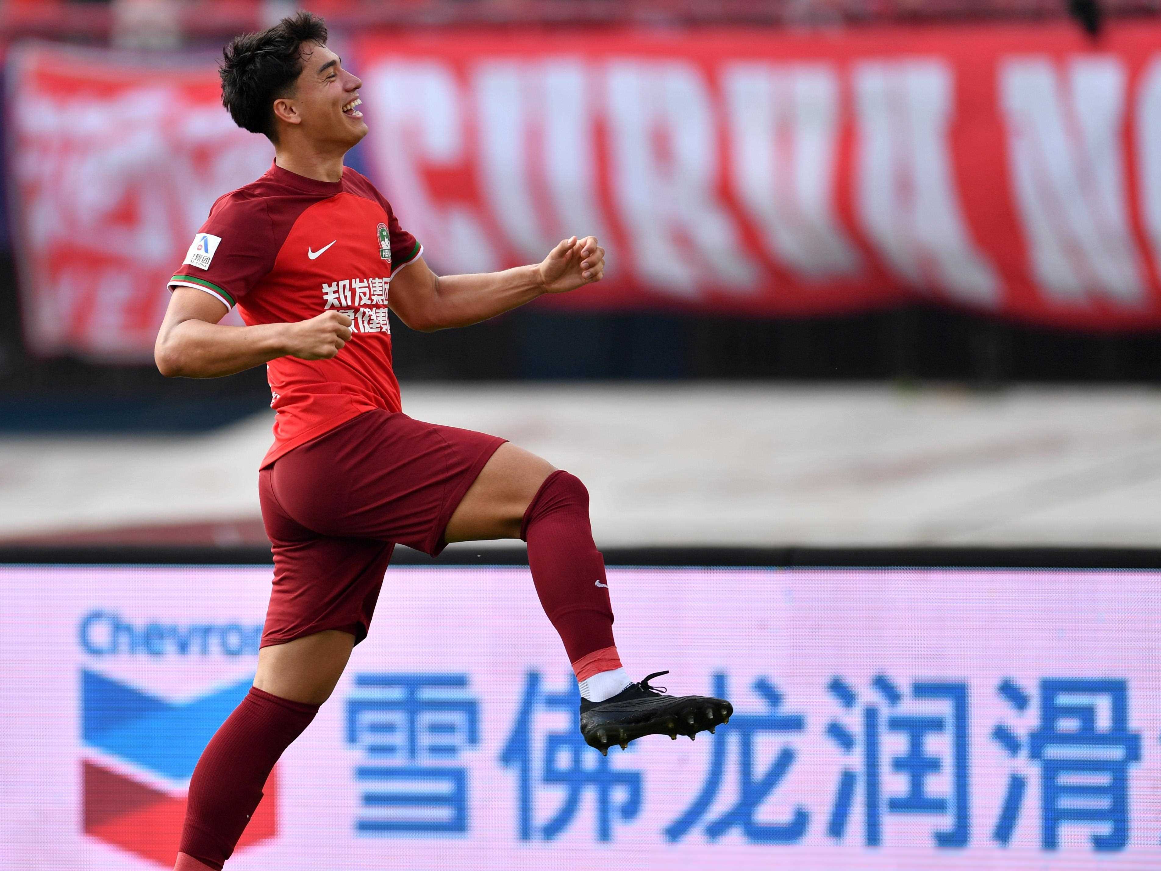 开云APP-球员表现出色，成为球队攻防核心