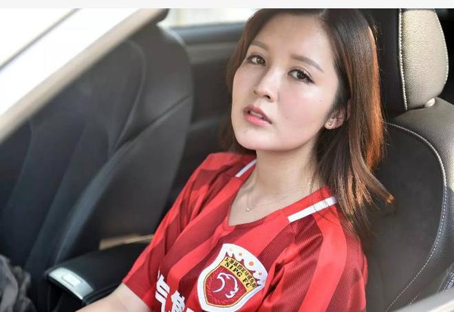 关于体育场上,女足球选手们用实力展现自我,争取胜利的信息 关于体育场上,女足球选手们用实力展现自我,争取胜利的信息