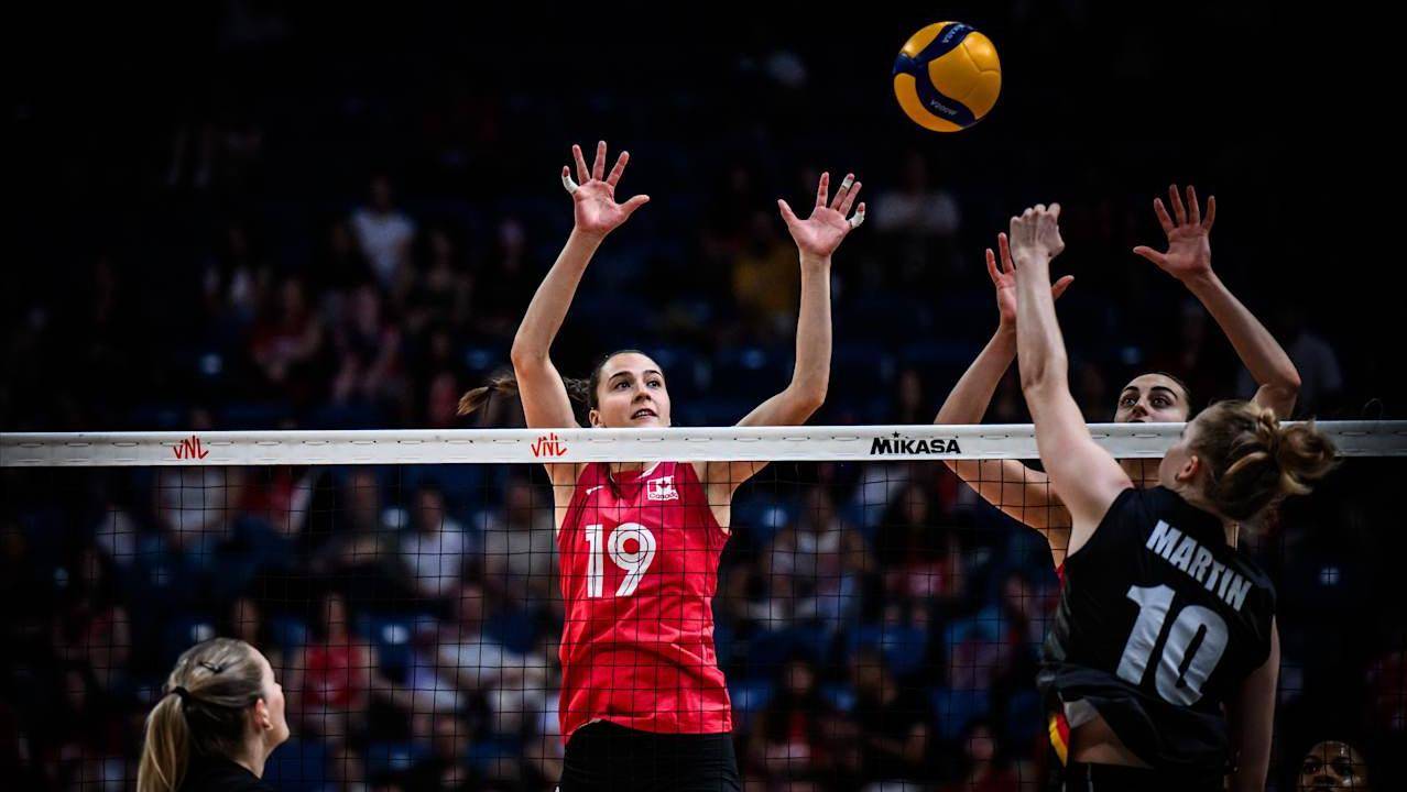 加拿大队在排球比赛中实现逆转胜利