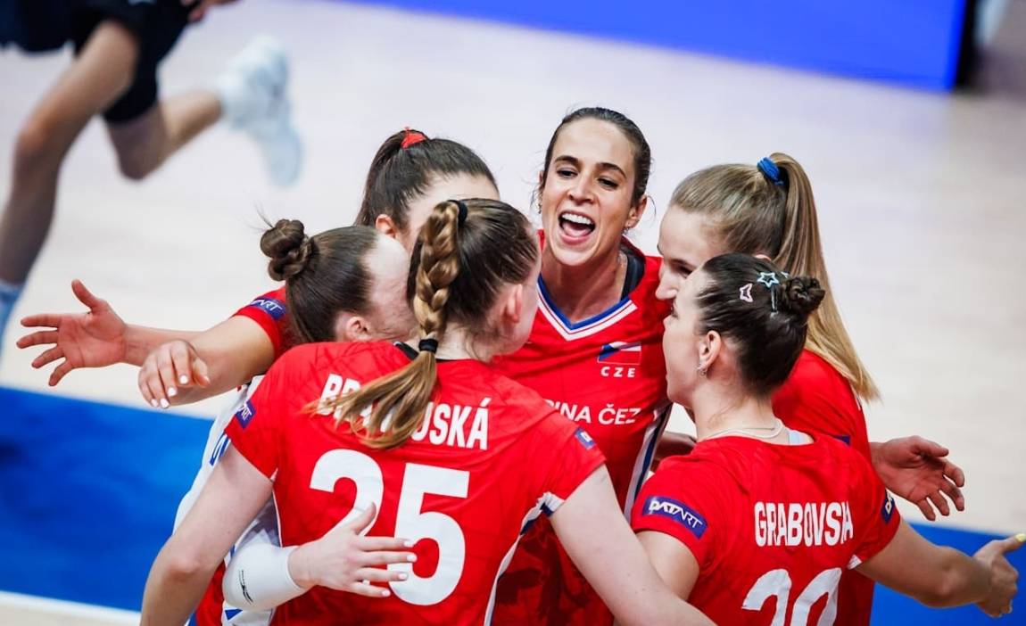 加拿大队在排球比赛中实现逆转胜利