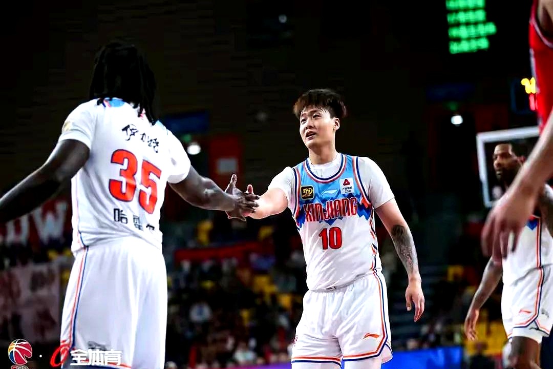 挪威篮球比赛火热进行，球队角逐胜利