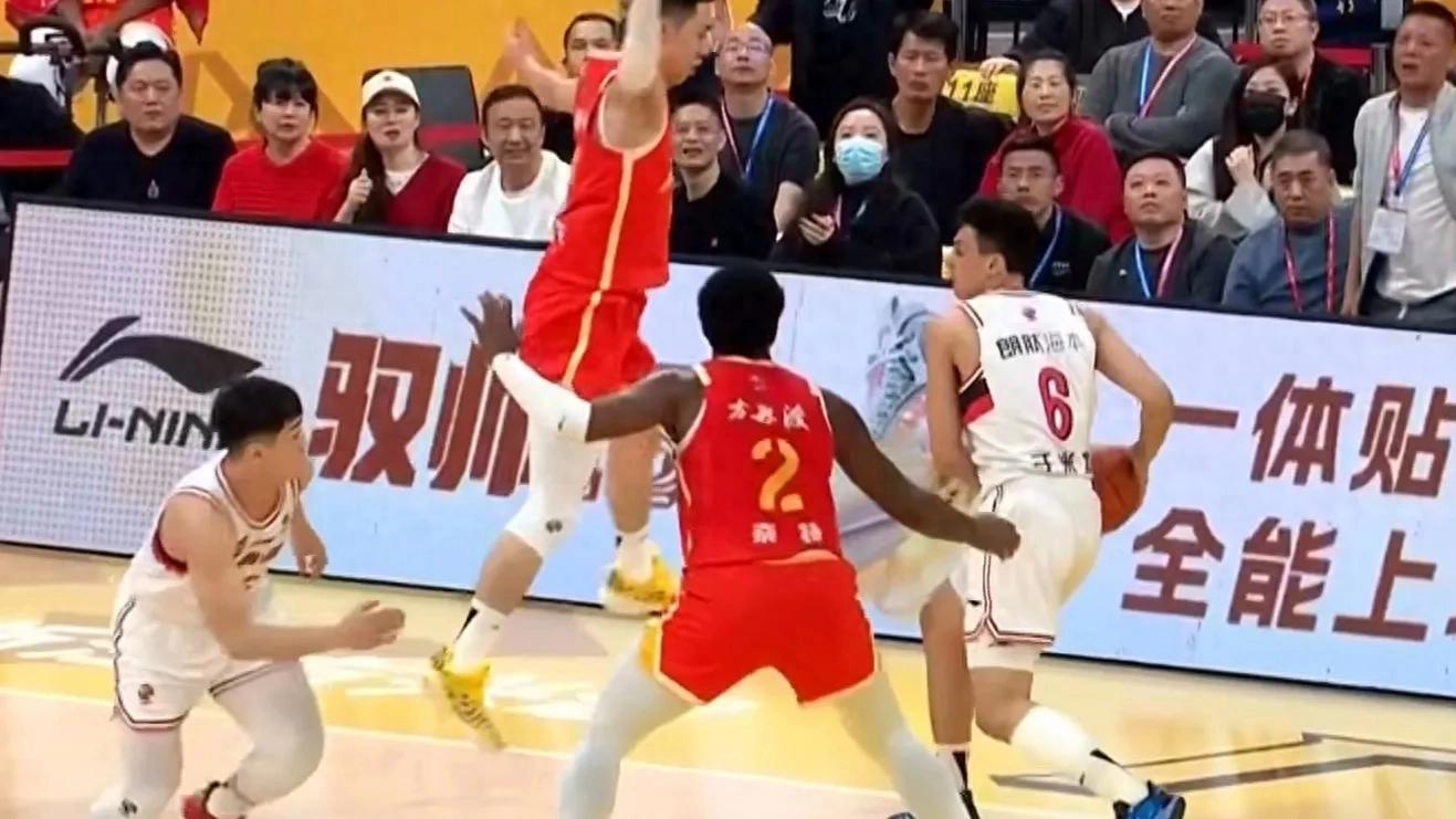 开云APP-赛场上挑战激烈，球员拼尽全力