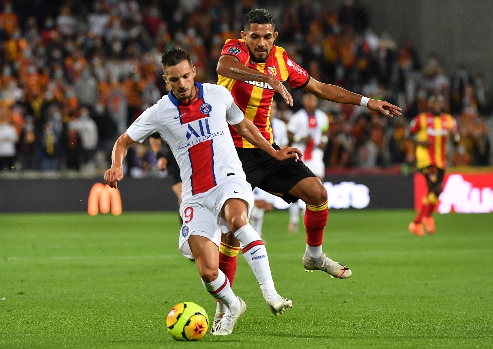 包含里尔获得胜利，助力保持领先的词条