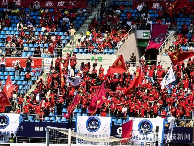 开云APP-足球场上，国际球队竞争激烈，球迷热情高涨的简单介绍