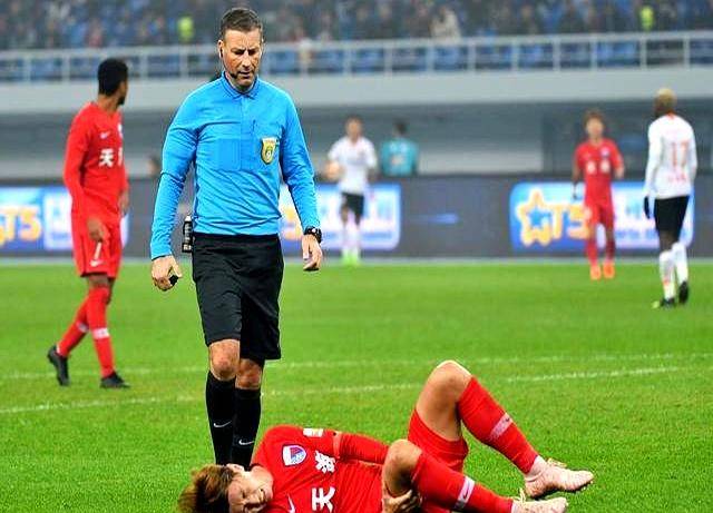 开云体育APP下载-比赛中出现冲突，队员情绪失控