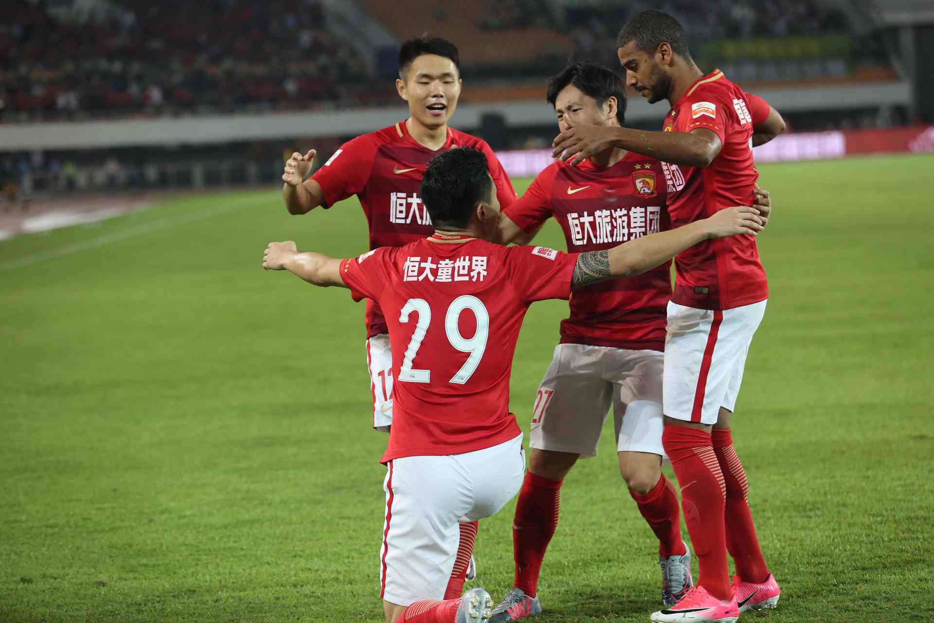 恒大客场以一球之差战胜上港，延续不败纪录的简单介绍