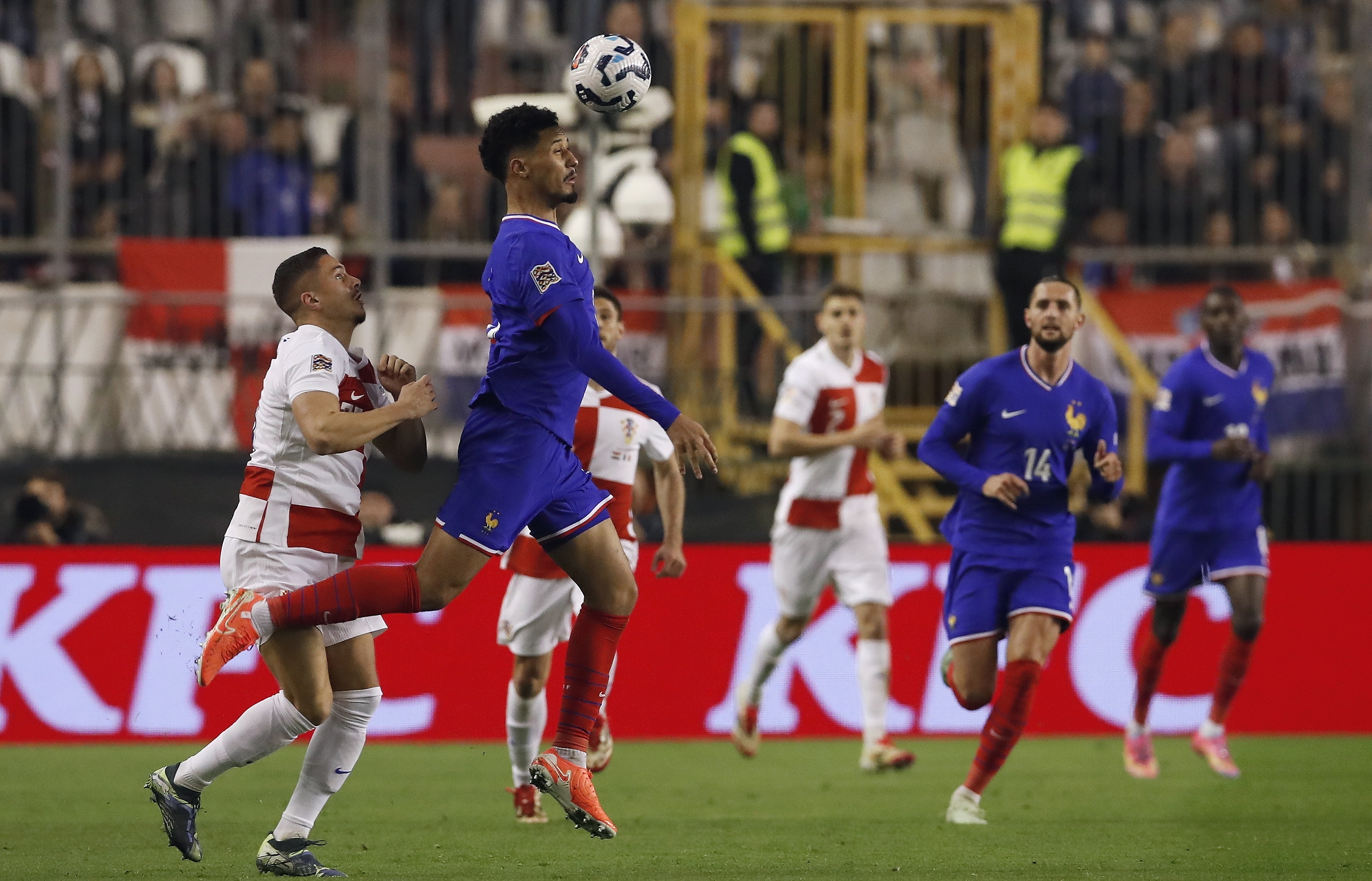 开云体育中国-足球盛宴即将拉开帷幕，各国强队备战