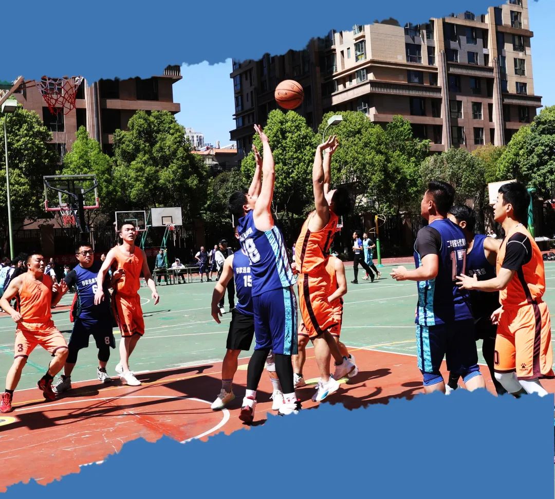 激烈的篮球比赛现场激发了观众热情