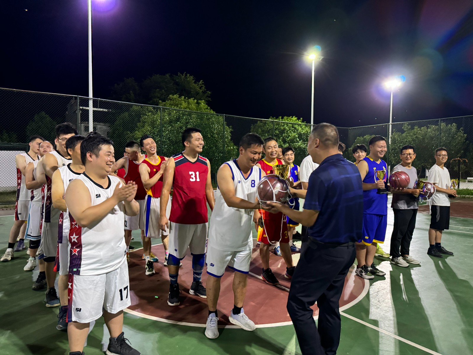 激烈的篮球比赛现场激发了观众热情