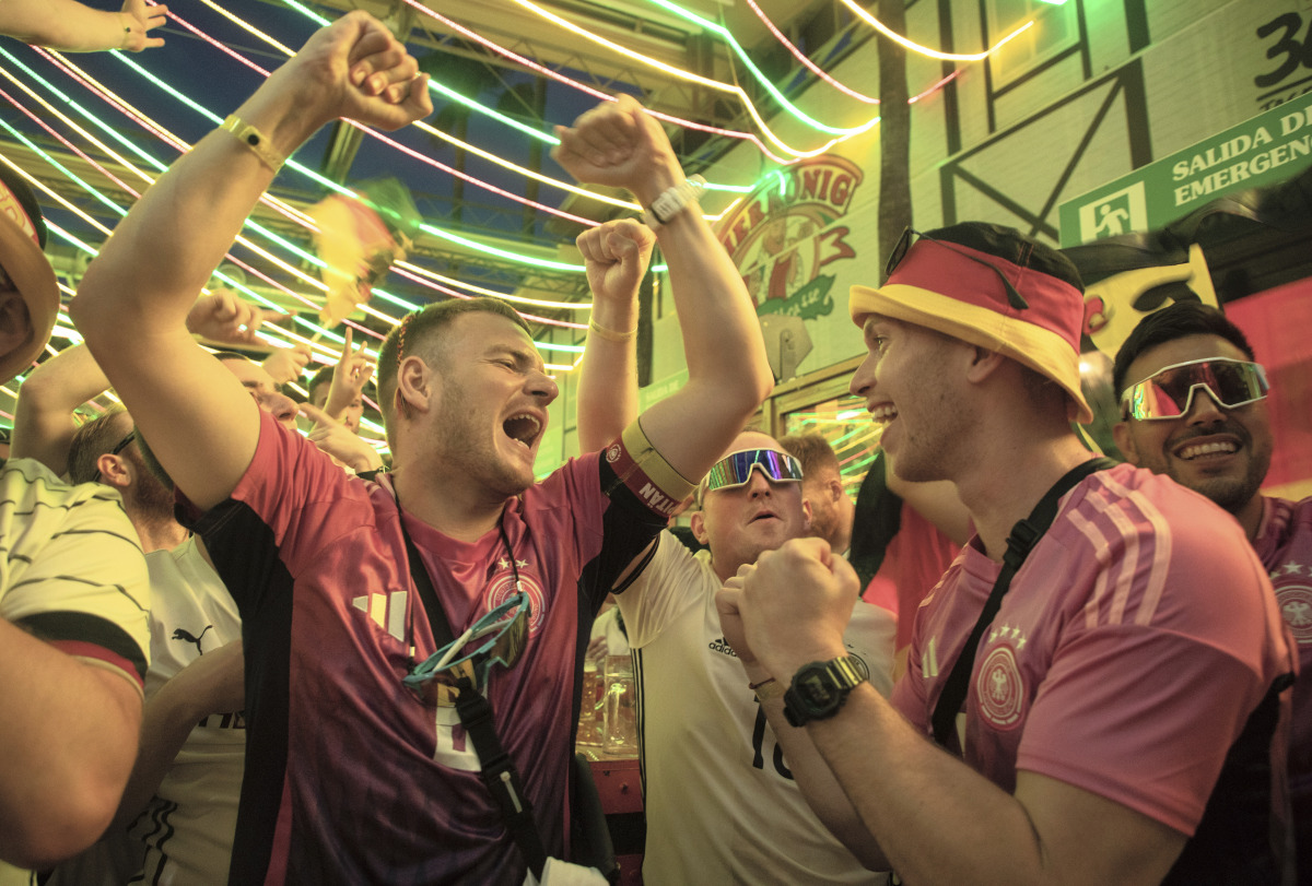 精彩的足球表演再次打动球迷的心 精彩的足球表演再次打动球迷的心