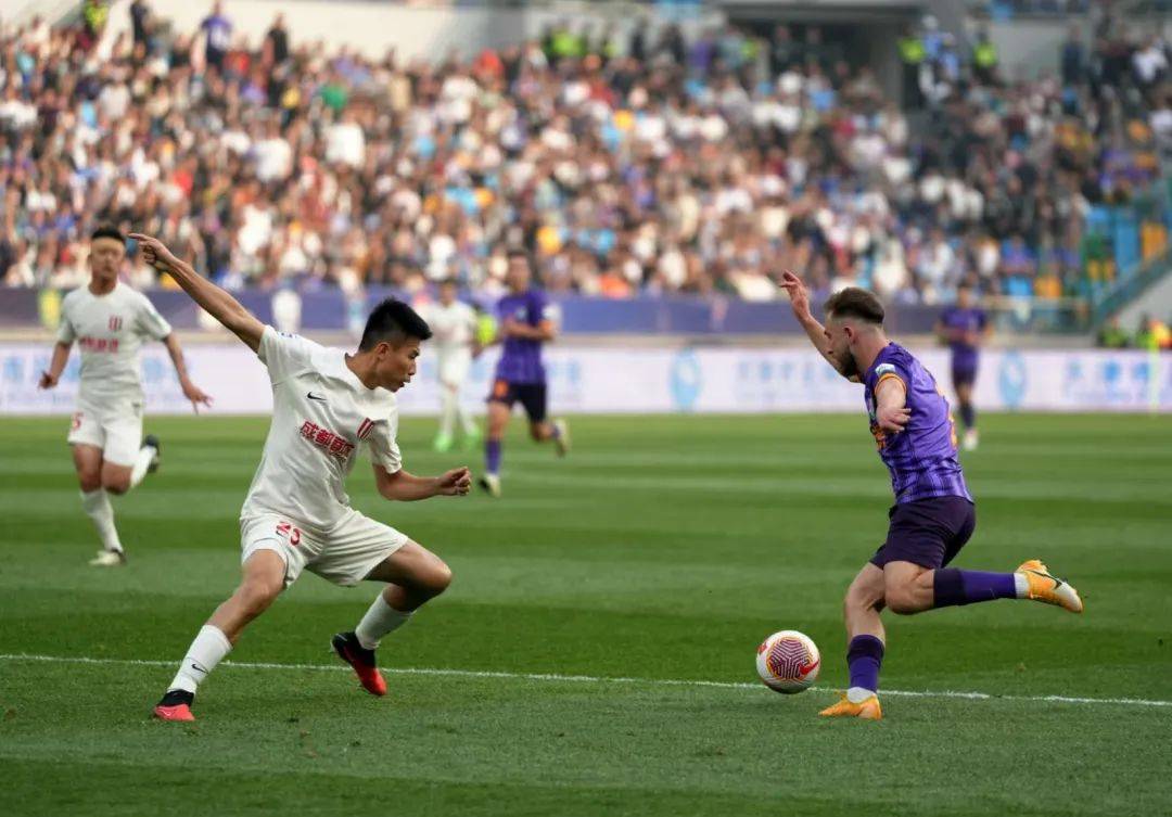 精彩的足球表演再次打动球迷的心 精彩的足球表演再次打动球迷的心