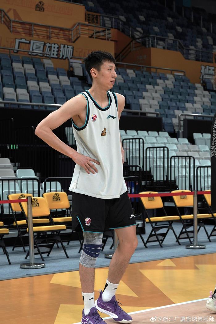 失误连连难挡进军季后赛脚步,河南男篮全力以赴 失误连连难挡进军季后赛脚步,河南男篮全力以赴