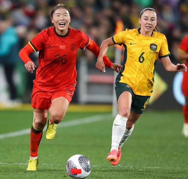 韩国女足队员展现出色射门技巧 韩国女足队员展现出色射门技巧