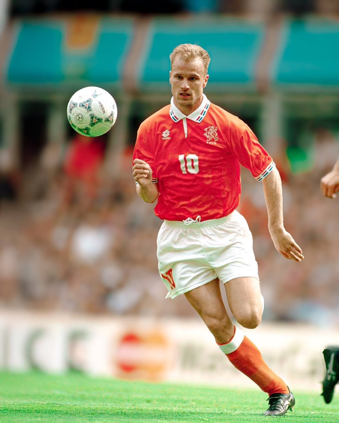 荷兰球队在欧冠比赛中展现出色表现