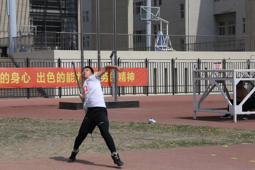 运动员们为荣誉而战，体育精神闪耀