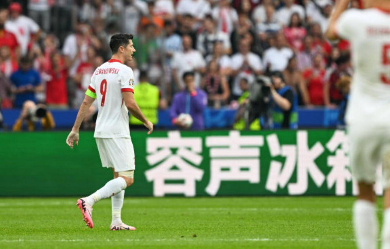 关于足球队遇到连败危机,主教练面临下课风波的信息 关于足球队遇到连败危机,主教练面临下课风波的信息