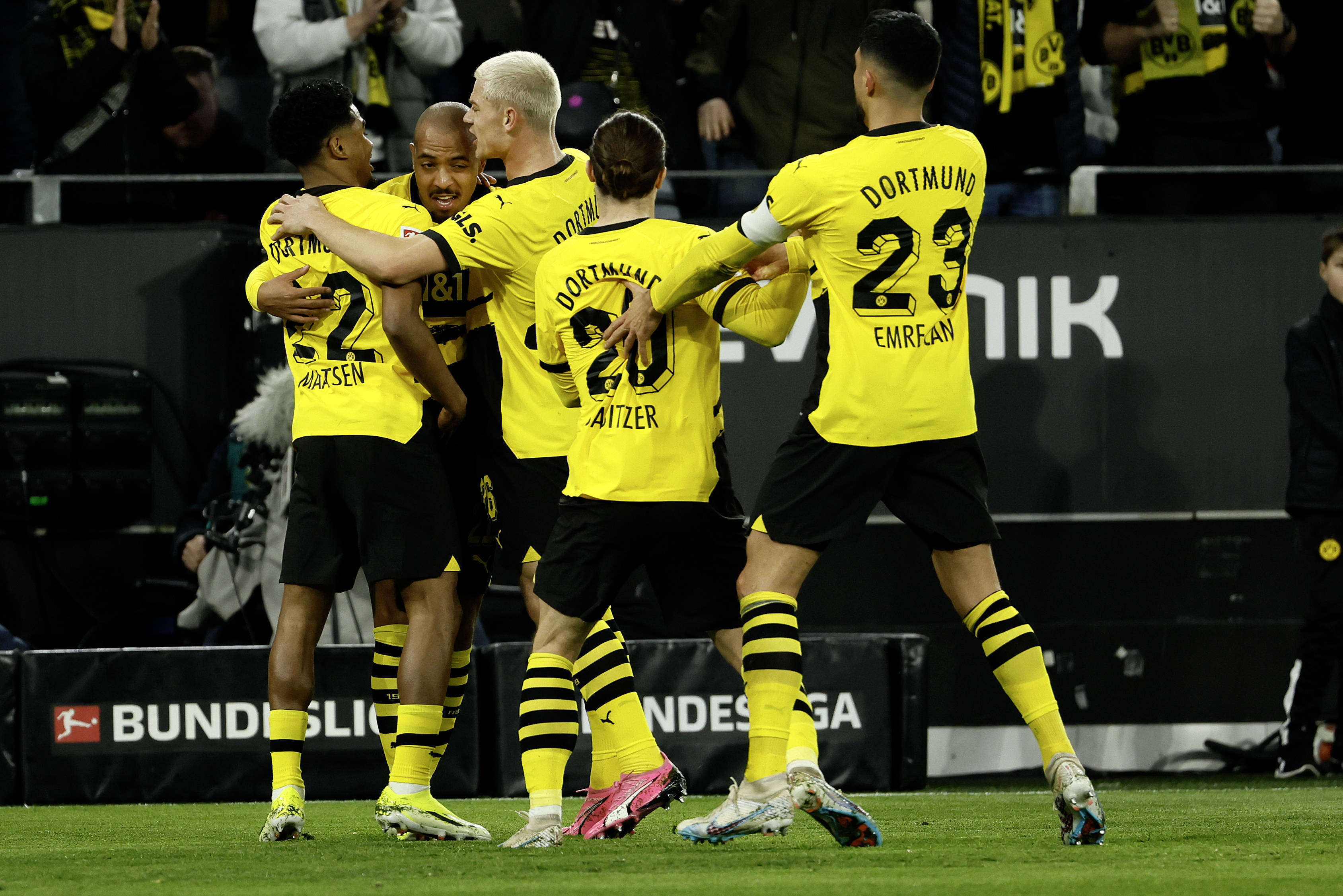 包含多特蒙德客场-大胜，提升联赛排名的词条