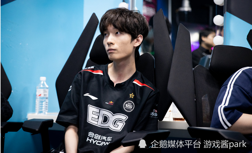 BRO碾压LGD，Uzi操刀奇招英雄翻盘强强对话八强赛，让粉丝疯狂欢呼