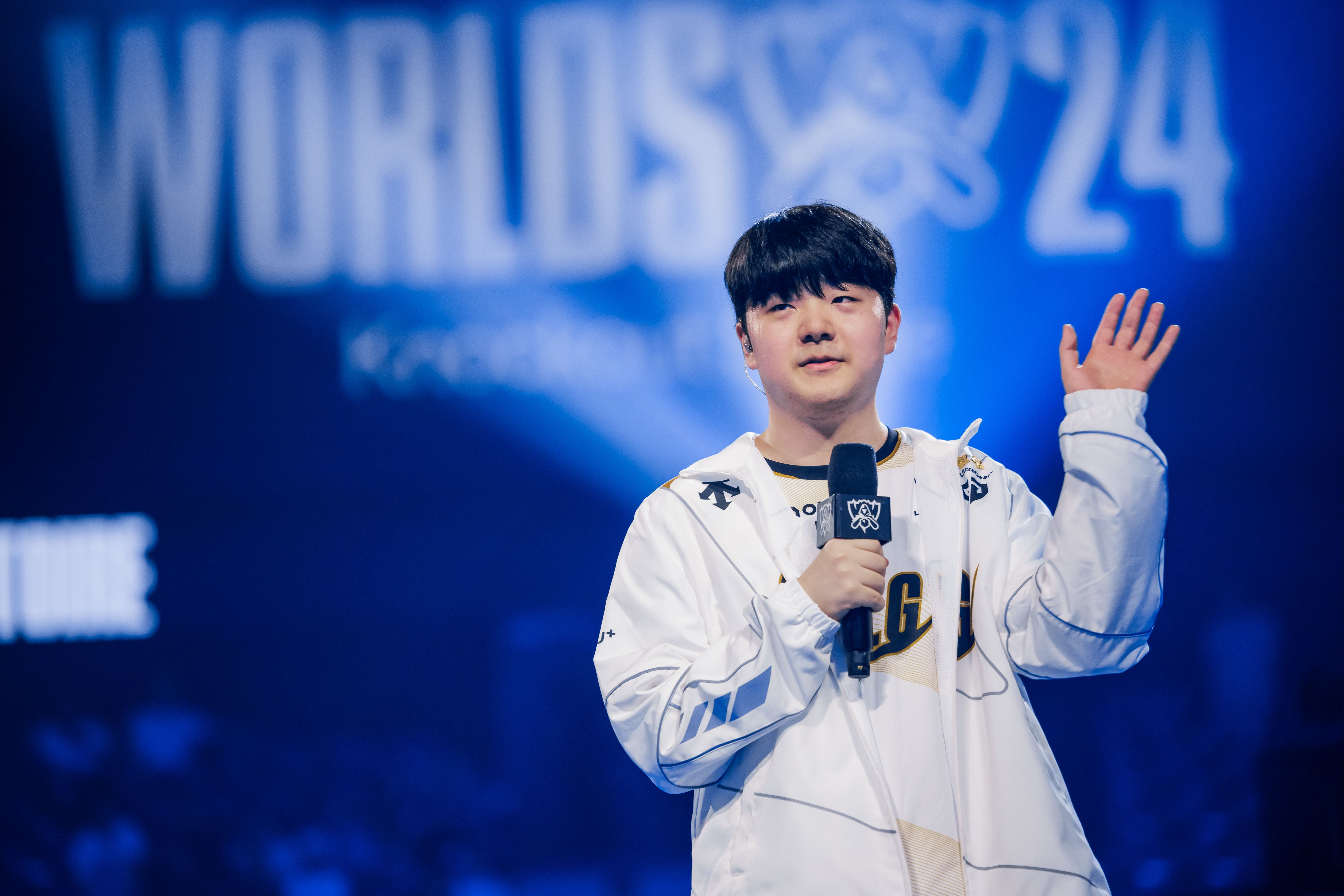 FLY轻取FNC,Gumayusi打出惊人五杀顶尖较量全球总决赛,点燃全场激情 FLY轻取FNC,Gumayusi打出惊人五杀顶尖较量全球总决赛,点燃全场激情