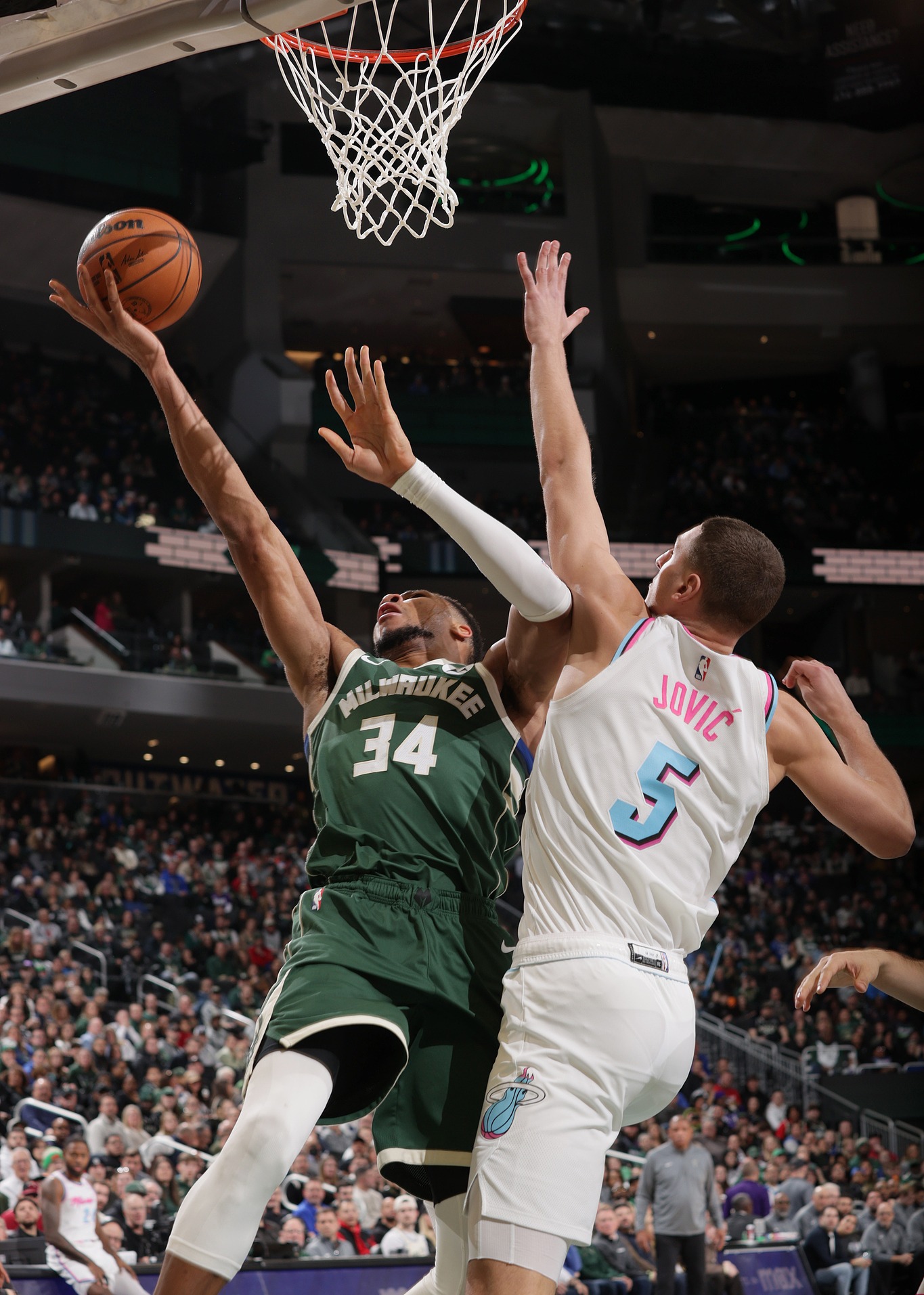 开云体育官方网站-热火主场击败雄鹿，取得五连胜