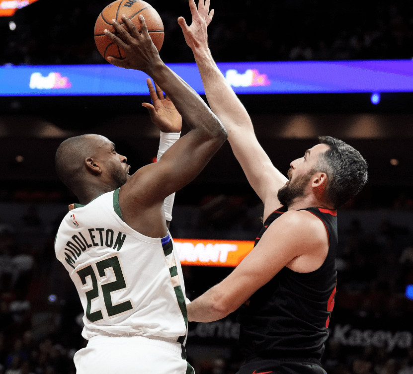 开云体育下载-雄鹿主场轻取魔术，米德尔顿全场26分