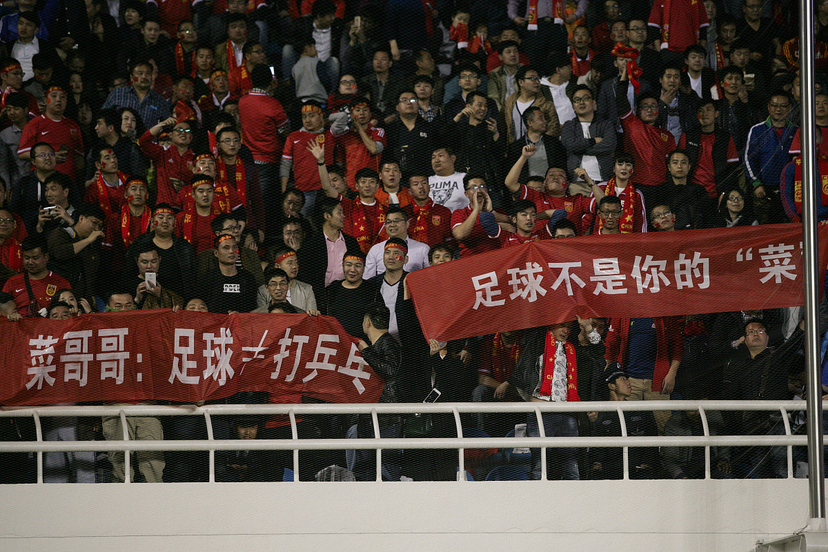 足球赛场上一场胜利引发球迷狂热