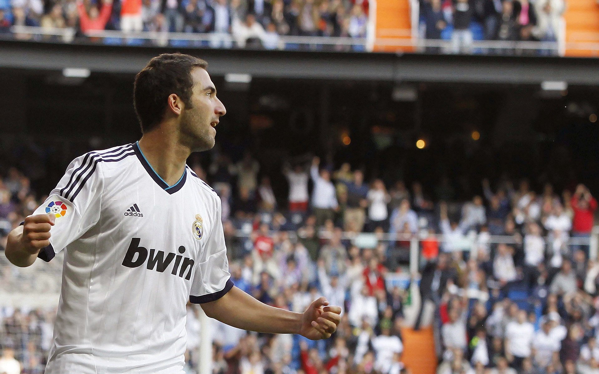 极速之巅，法拉利鏖战阿斯顿马丁，维斯塔潘一骑绝尘